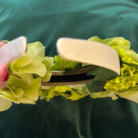Green Heart-Shaped Floral Hair Accessory - Picture 3 of 3